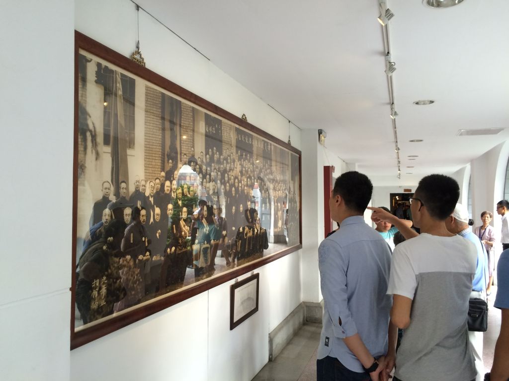 総統府集合写真の前にいる台湾人