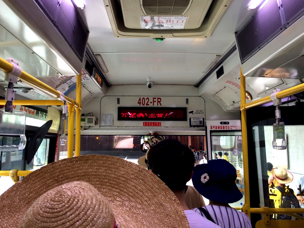 故宮博物館に向かう紅30のバス車内