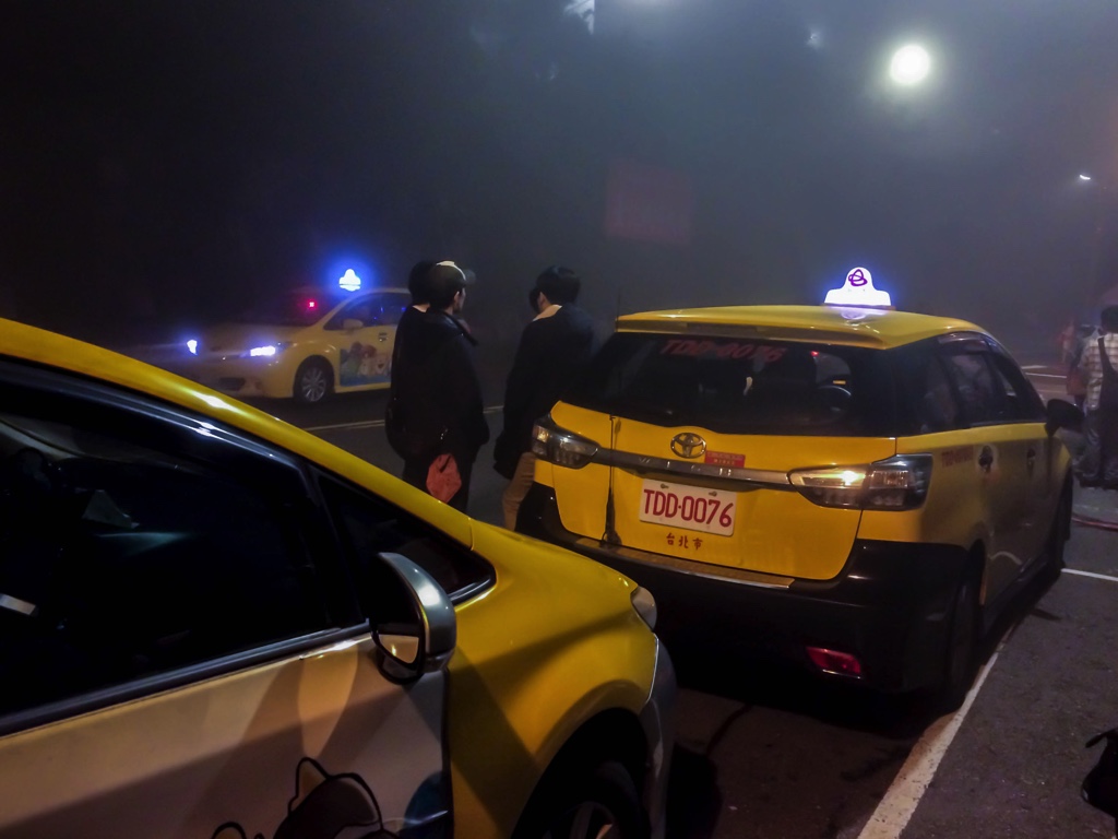 九份から台北市内に帰る観光客を乗せるために待機しているタクシー