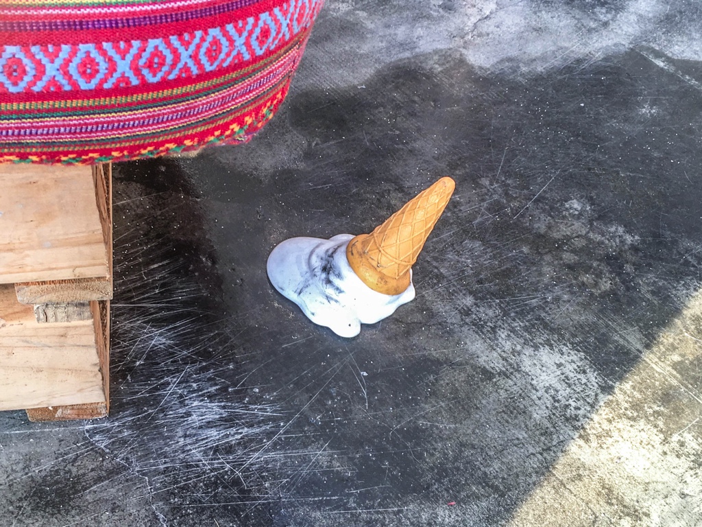 床に落ちたアイスのオブジェ