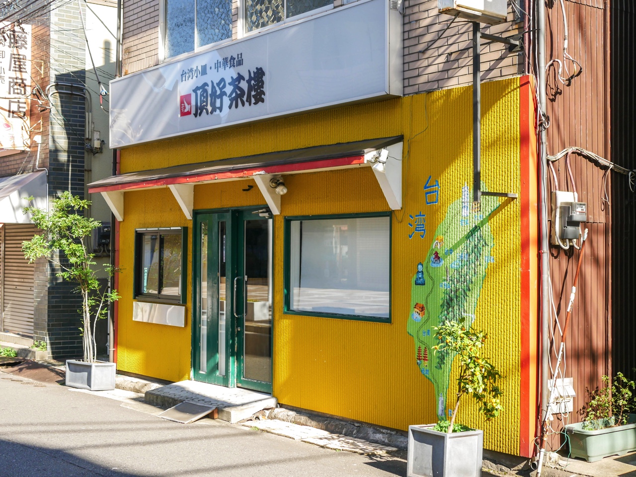 建物の外壁に台湾本島を描いたお店
