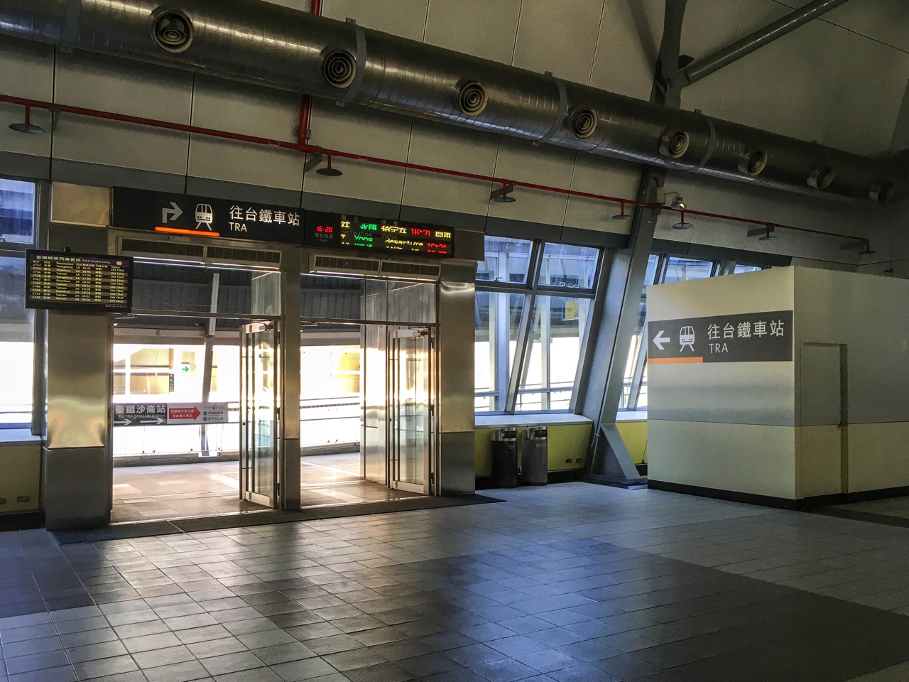 台湾鉄道乗り場の案内