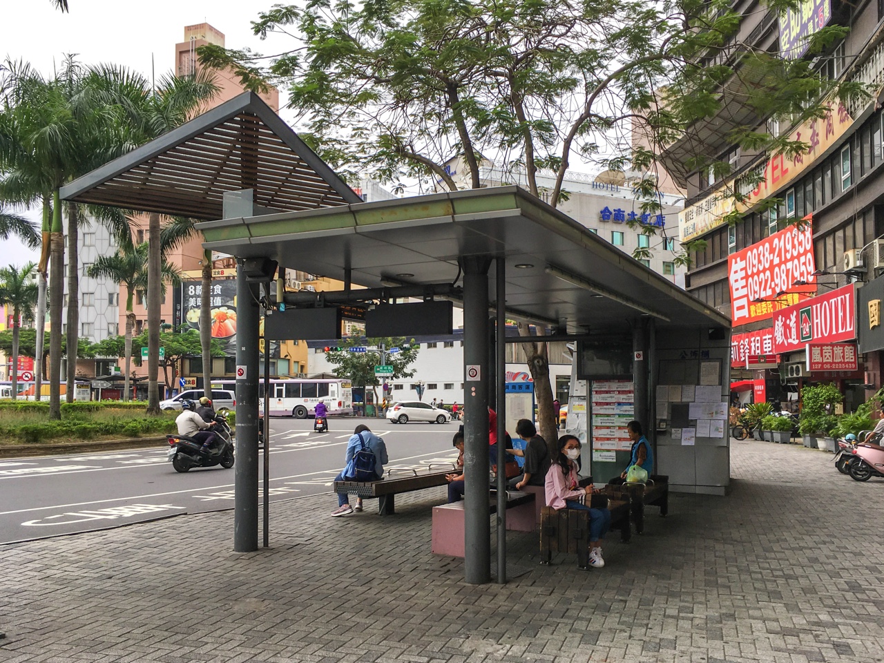 バス停「台南火車站」
