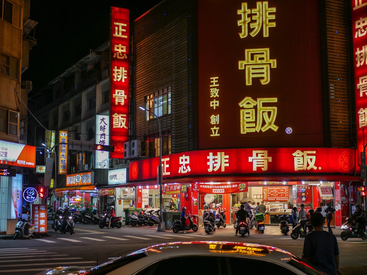 夜の台湾の街並み