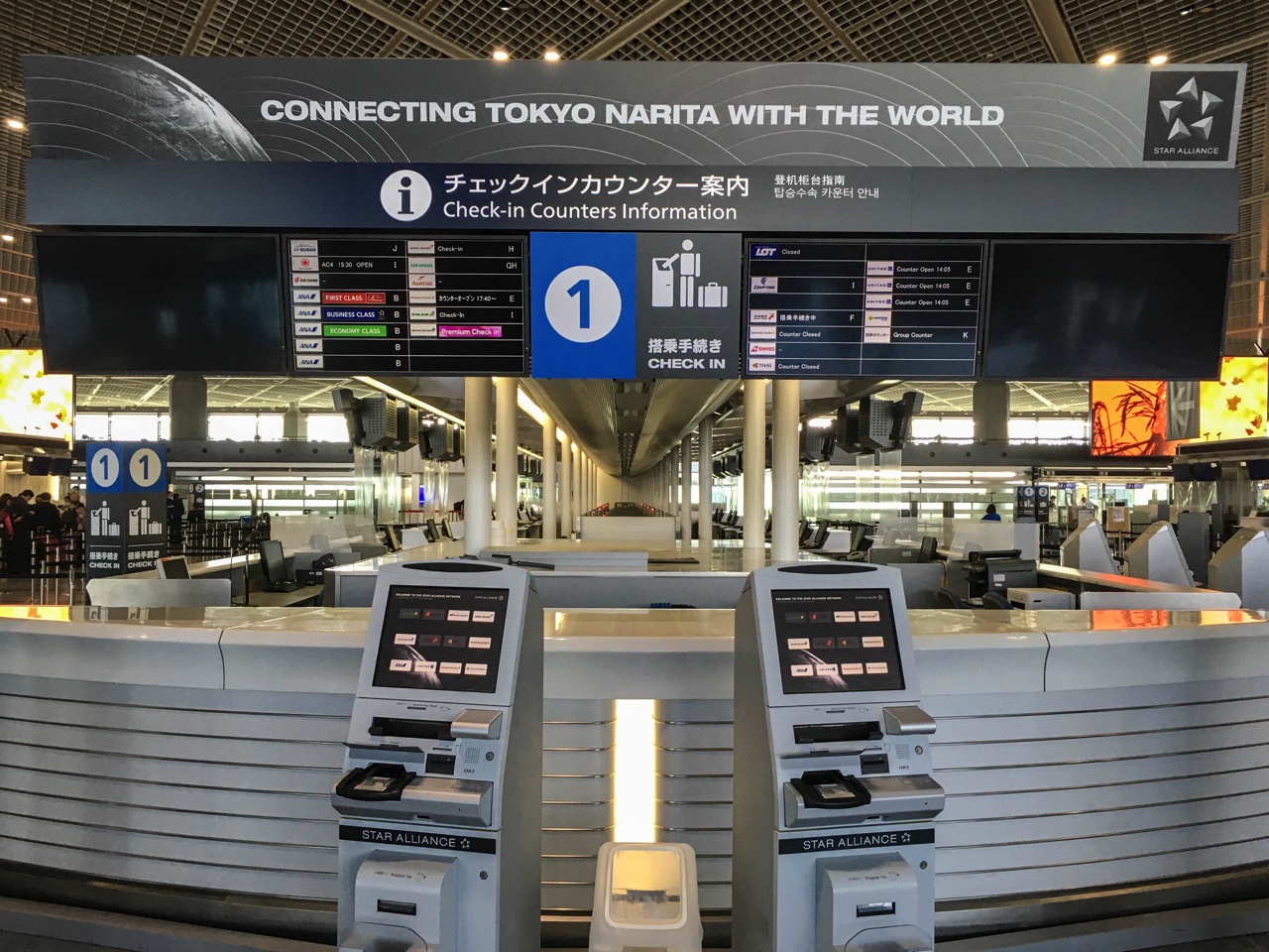 成田空港のチェックインカウンター