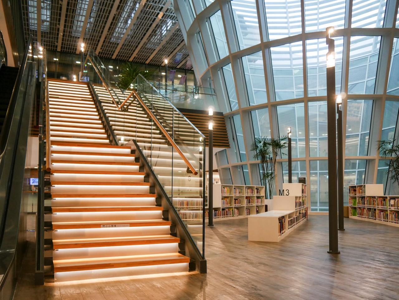 桃園市圖書館新總館の階段