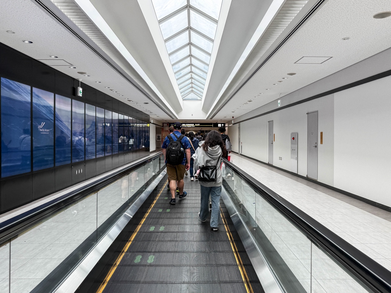 空港内を歩く搭乗客